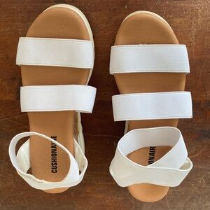Women’s Cushionair White Sandals Size 6